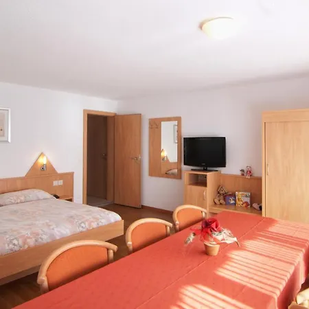 Eden No. 7 Hotel